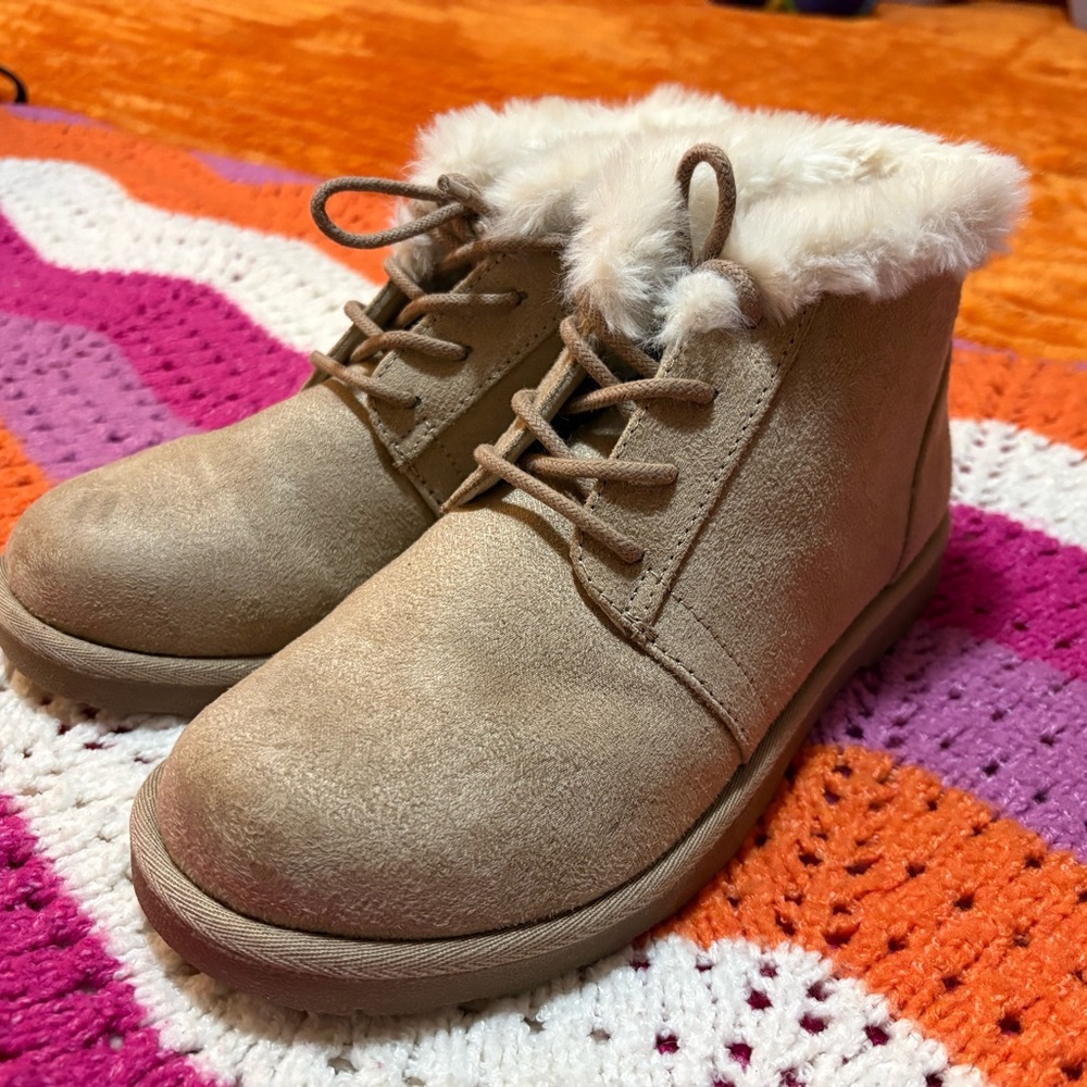 Cozy Lace-Up Women's Ankle Boots in Tan with Faux Fur